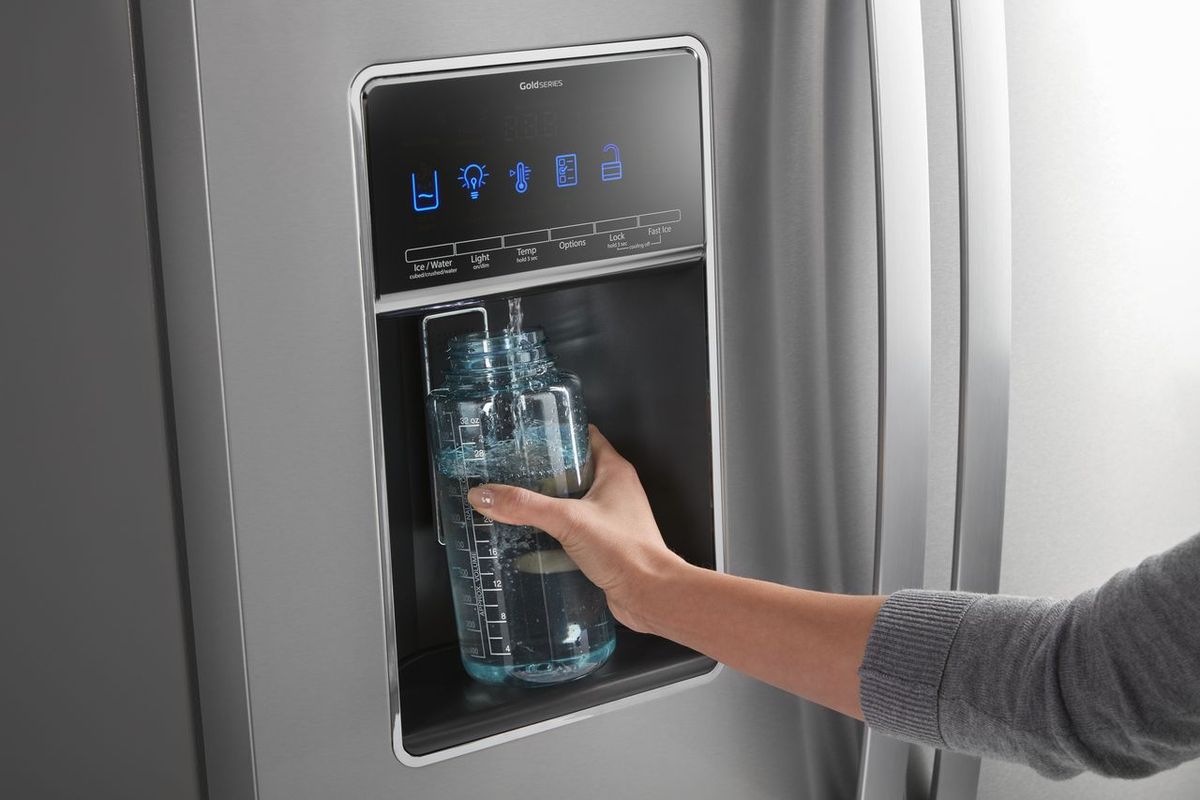 Горячую воду в холодильник. Холодильник Water Dispenser. Whirlpool 2017 Water Dispenser холодильник. Холодильник LG двухкамерный woterdispenser. Холодильник LG Smart Digital Water Dispenser.